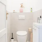 Elegant With Minimalist Design * בודפשט