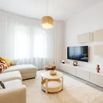 דירה Elegant With Minimalist Design בודפשט